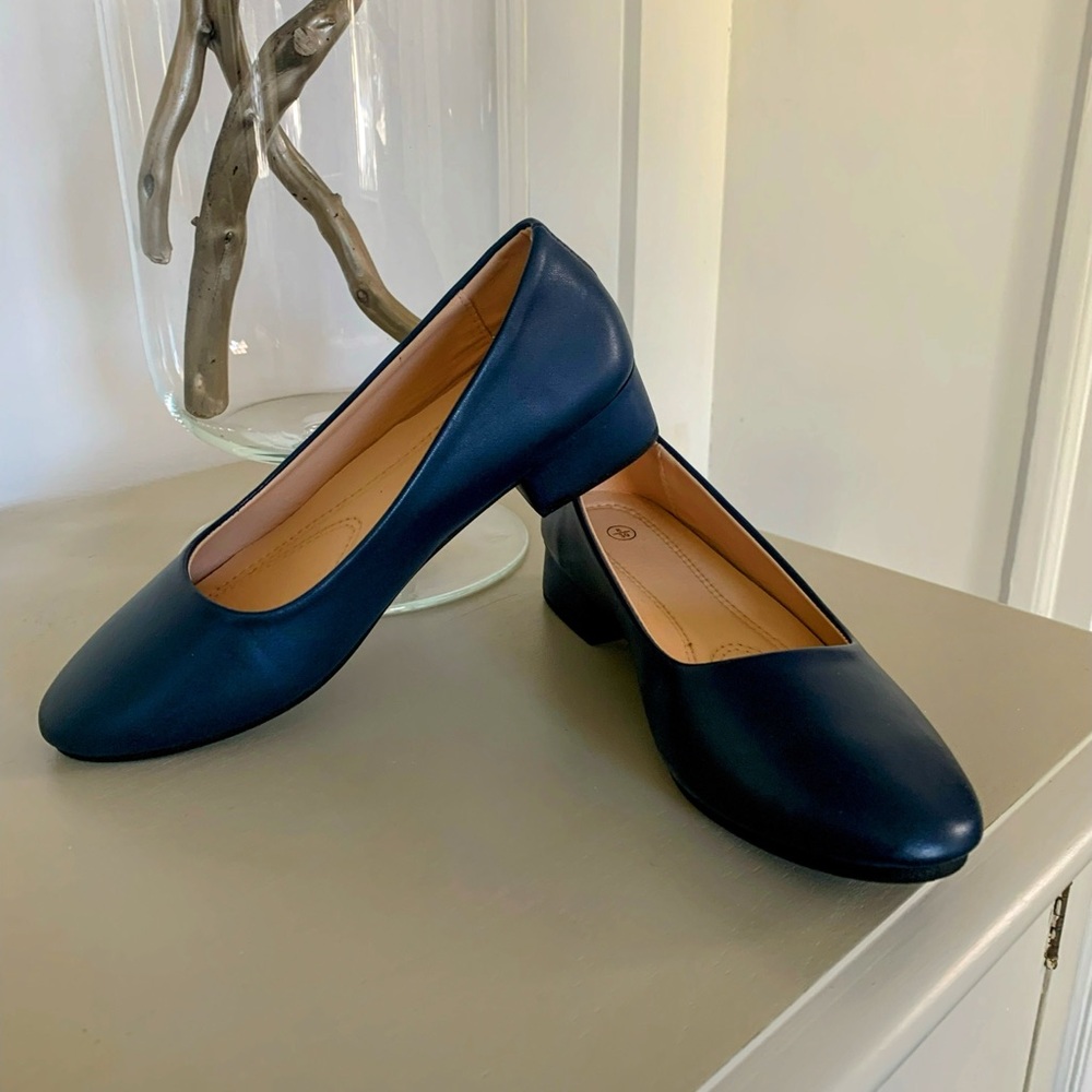NEW Navy Blue Low Heeled Heels Almond Shape Toe Size 8 Women’s